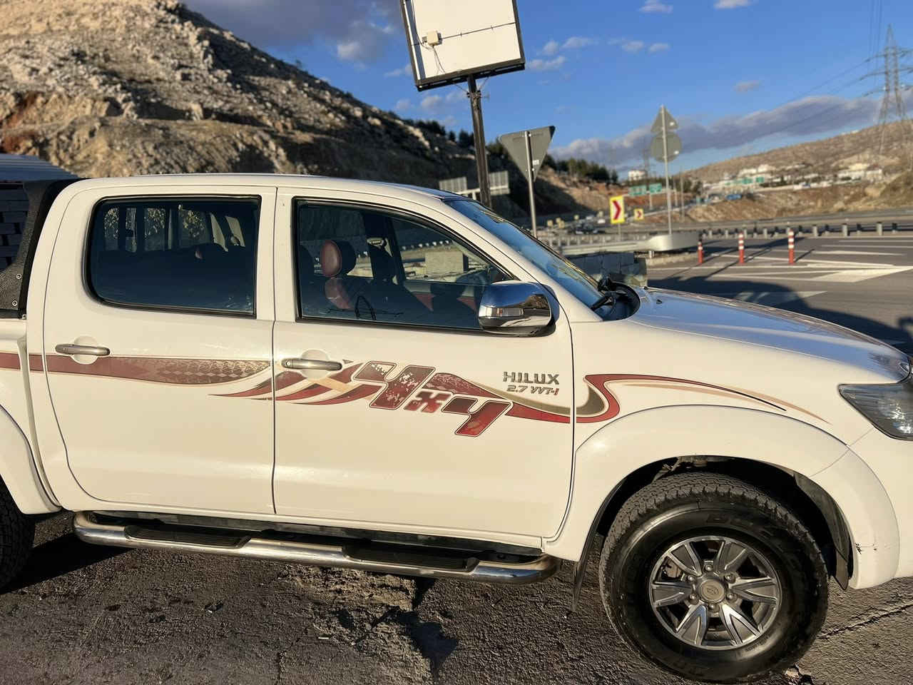 مەرزیە ٢٠١٢ گیر عادی سەید نەهرۆ
کلین تایتل سیارە یەک دەستە زۆر خاوێن و بێ کێشەیە و کەم رۆیشتووە 

هەموو گیانی بە شەرتە 

مەکینە نەکرایتەوە بە شەرتی فەحس.

نوقتەیەکی پێوەبی رسمم گرتووە دامناوە 

سەنەوی سیارە ٨/٢٠٢٧ بەسەردەچی 

سیارە رەقەم هەولێرە.

١٤١ هەزارحەقیقی  رۆیشتووە

  ***********

سیارە لە هەولێرە
