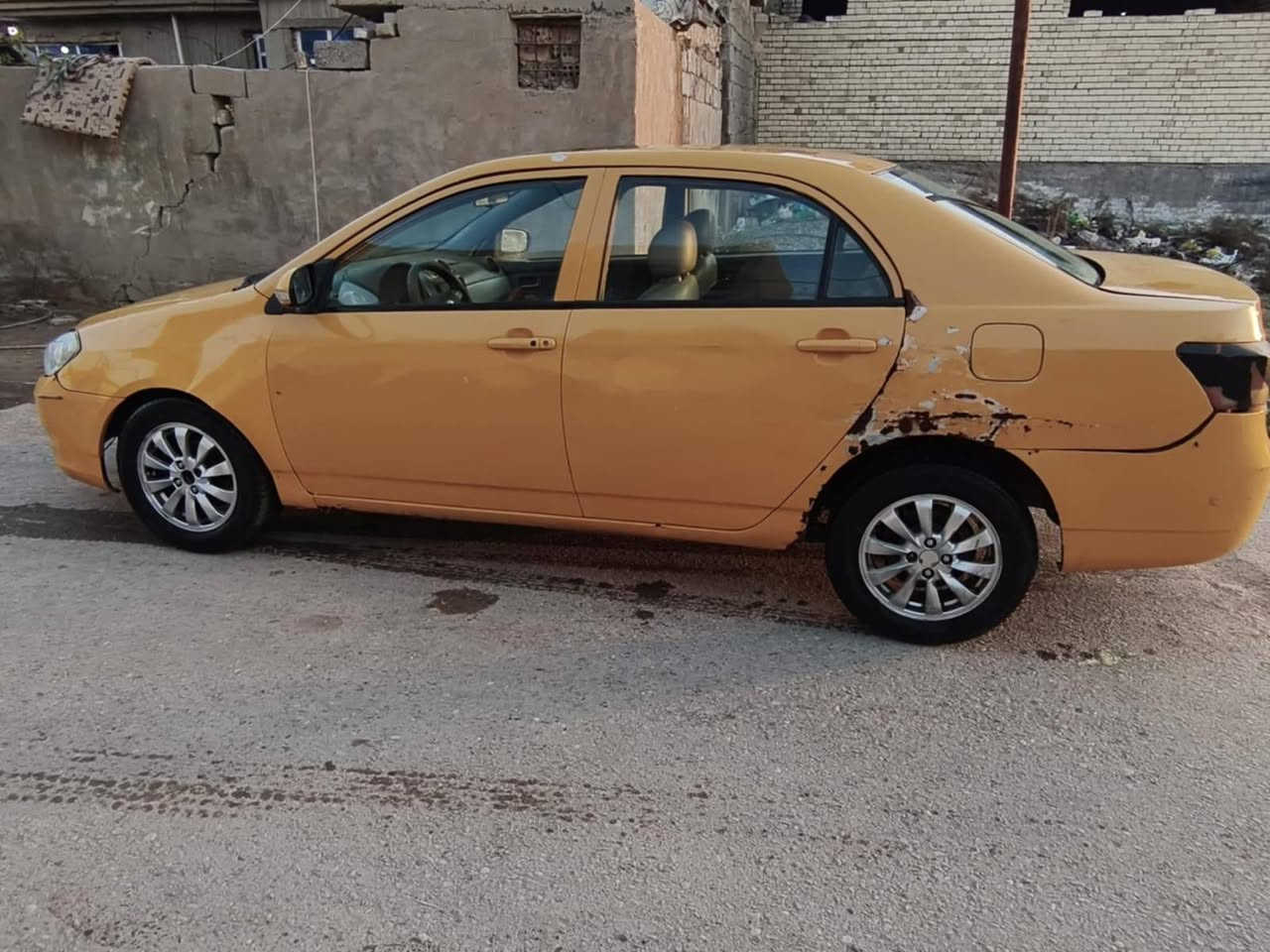 السلام عليكم ورحمة الله وبركاته بي واي دي الموديل 2013 بيهه ضربه بالجاملق اليسرى الامامي وصدرهه تعبان بيهه تلكيطات  كيرعادي ومكينه مال هوندا ياباني الاتصال على الرقم/***********واتساب السعر 35ورقه وبيها مجال//مكلف بالنشر الإتصال على الهاتف العنوان بغداد ابوغريب
