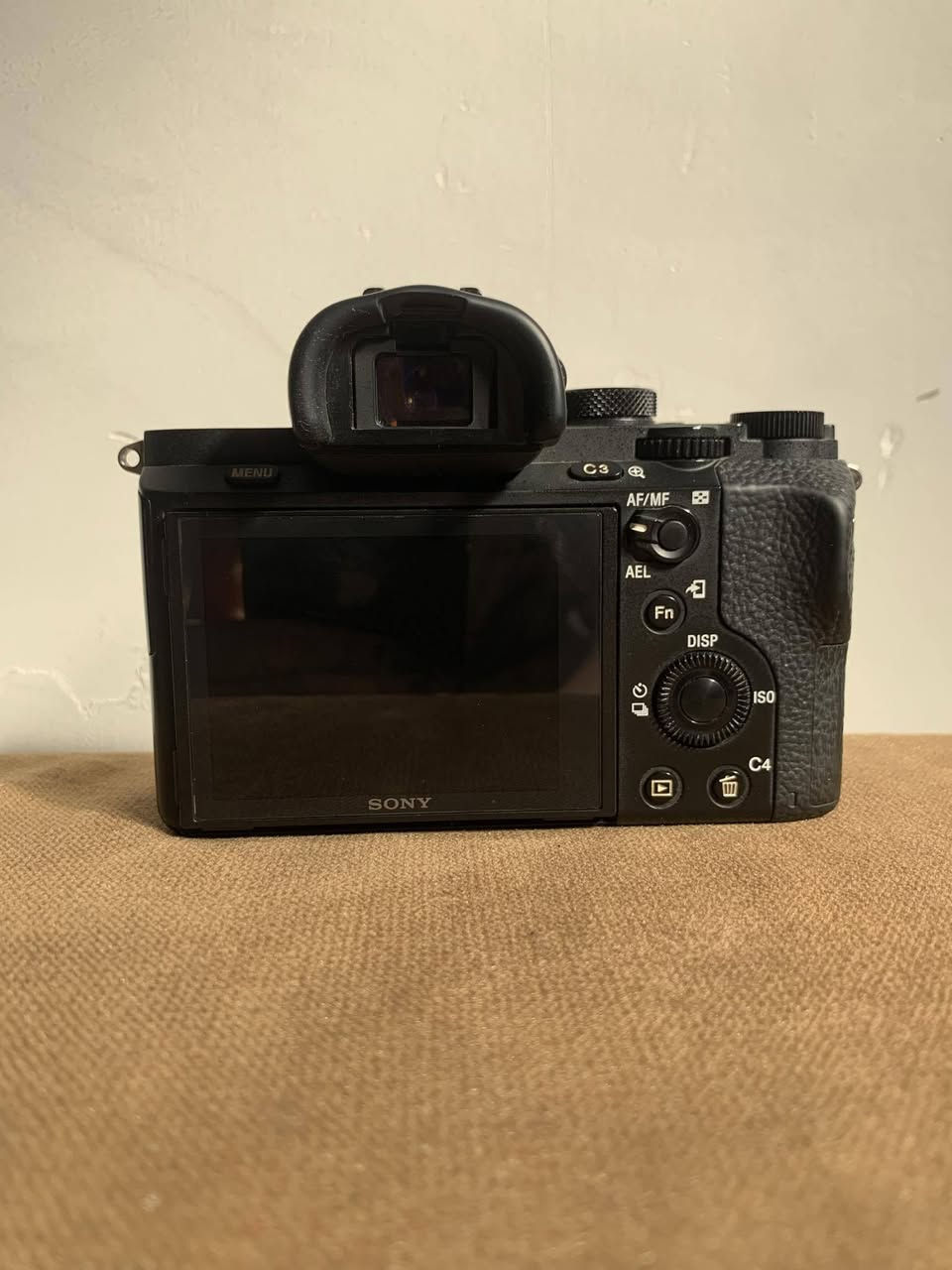 السلام عليكم
كاميرهsony فئة الa7ii الغنيه عن التعريف فول فريم
مع عدسه ٢٨ـ٧٠ نضافة 95% ما بيها اي مشكلة سعرها مليون و ٤٠٠ وبيها مجال  جديده الله شاهد وهاي مواصفاتها
شتر 24k
تتميز بمستشعر إطار كامل (Full-Frame) واضاءة خلفية بدقة \(42.4\) ميجابكسل. توفر تصوير فيديو 4K، وتثبيت صورة خماسي المحاور، ونظام ضبط بؤري تلقائي سريع، مما يجعلها خياراً ممتازاً للتفاصيل الدقيقة والظروف الإضاءة المنخفضة. 
ملحقاتها 
بطاريات عدد 4 + جنطة + شاحنه  
 للشراي


**إذا كنت صاحب هذا الإعلان وتريد حذفه لأي سبب، رجاءا أرسل رسالة إلى الدعم الفني**