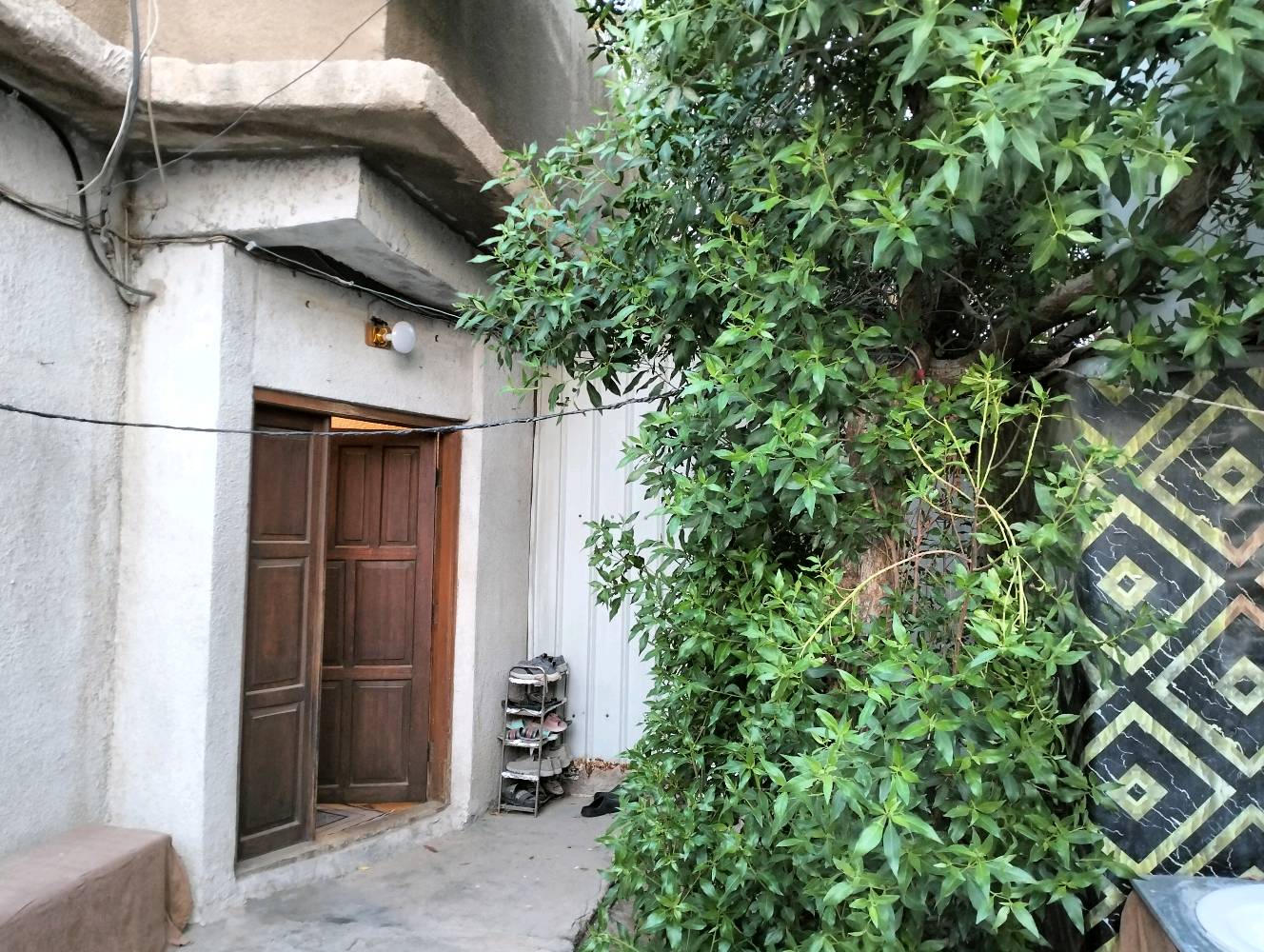 السلام عليكم 

منزل للبيع... مساحه 240م.. طابقين... الطابق الارضي بناء 86 مكون من ثلاث غرف منام + غرفه استقبال+ هول + مطبخ.. وحمام وتواليت

& الطابق الثاني بناء 2010 مكون من غرفتين منام وهول ومطبخ. وصحيات. 

مكان البيت الجنينه الشارع التجاري حي الانتصار... منطقه فيها الخدمات كافه ماء. مجاري. كهرباء.. ومدارس من الابتدائية لغايه الجامعة 

سعر المتر 2250 مليون و250 قابل للتفاوض