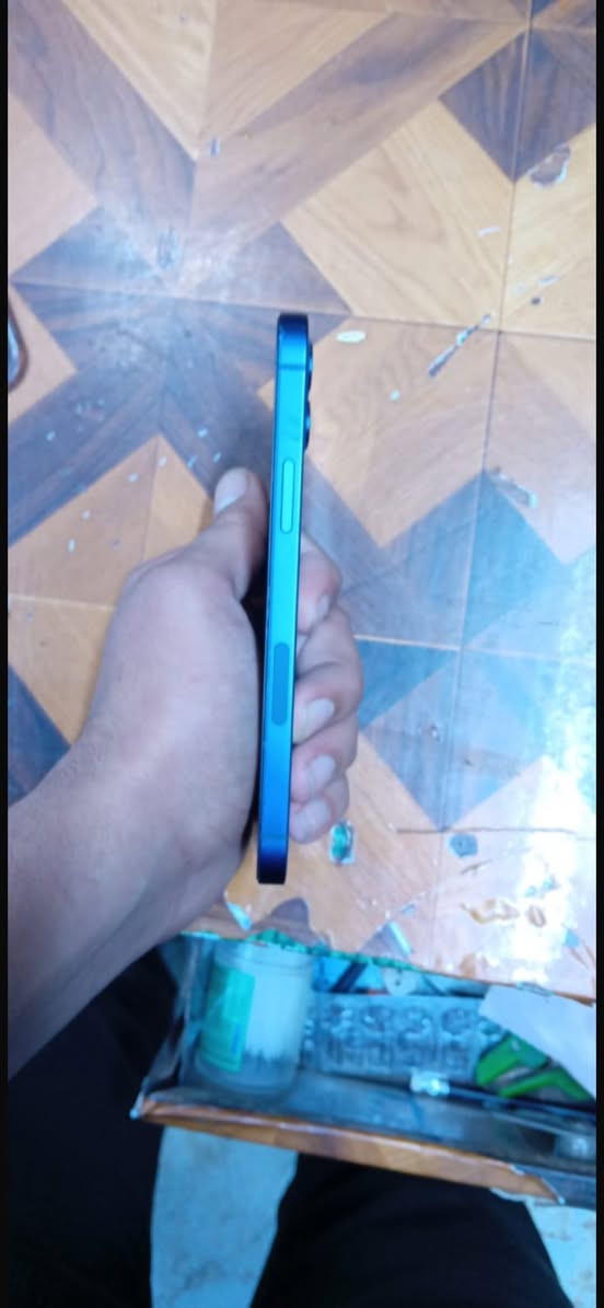 سلام عليكم 
للبيع ايفون 12 عادي لون ازرق بحري مميز مبدل شاشه والشاشه الاصليه موجوده بس بيها خط اخضر ذاكره ٦٤ بطاربه ٧٥ السعر ٢٥٠ وبي مجال قليل 
اتساب : ***********
