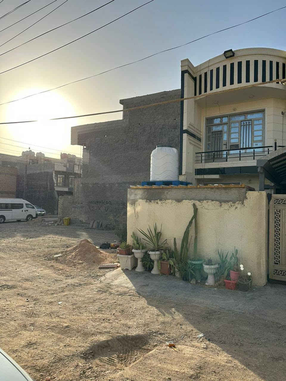 سلام عليكم يتوفر لدينا عقار للبيع مساحه 100 متر واقع حال 120 طابو زراعي سند 25 في الدوره شارع نسائم النخيل خلف كلية فارابي يتكون من 3نوم صاله مطبخ خدمات سعر 170 بي مجال الاستفسار اتصل 
***********
***********
