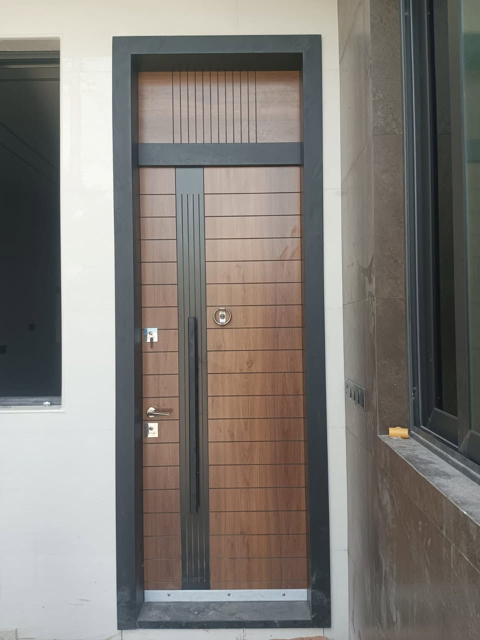 🚪 الفخامة التركية تبدأ من باب بيتك! ✨
​لأن الانطباع الأول يدوم... اختر لأمان بيتك وجماله أبواب إسطنبول التركية.
​🌟 لماذا تختار أبوابنا؟
​أمان مطلق: أنظمة قفل متطورة ومقاومة للاقتحام.
​عزل تام: عزل ممتاز للصوت، الحرارة، والأتربة.
​تصاميم عصرية: تشكيلة واسعة تناسب جميع الأذواق (كلاسيك ومودرن).
​جودة تدوم: مقاومة للرطوبة والعوامل الجوية.
​🏡 بيتك يستحق الأفضل... اجعل فخامته تبدأ من المدخل.
​

إليك أبرز مميزات هذه الأبواب التي تجعلها خياراً مثالياً للاستثمار في أمان بيتك:

​1. منظومة أمان فائقة (قفل القاصة)🔴
​نقاط إغلاق متعددة: لا تعتمد على قفل واحد، بل تحتوي على نظام قفل مركزي يدفع ألسنة حديدية ضخمة يستحيل تقريباً كسرها أو فتحها 

​2. التدريع الحديدي والهيكل المتين🔴
​الهيكل الداخلي: الباب ليس مجوفاً ولا خشبياً بالكامل، بل يحتوي على شاسيه (هيكل) من الفولاذ الصلب بسماكات عالية المقاومة للصدمات والضغط.

​الإطار (الجرجوبة): يتم تصنيع الإطار من الحديد الثقيل والمعالج لحماية الباب 

​3. العزل الحراري والصوتي الممتاز🔴
​يتم حشو الباب من الداخل بمواد عازلة عالية الكثافة مثل الصوف الصخري (Rockwool) أو البوليسترين.

​هذا الحشو يمنع تسرب الحرارة والبرودة (مما يقلل استهلاك التكييف)، بالإضافة إلى عزل الضوضاء الخارجية بشكل ممتاز جداً.

​4. مقاومة العوامل الجوية (الرطوبة والشمس)🔴

للتواصل او الاستفسار :
***********
***********
