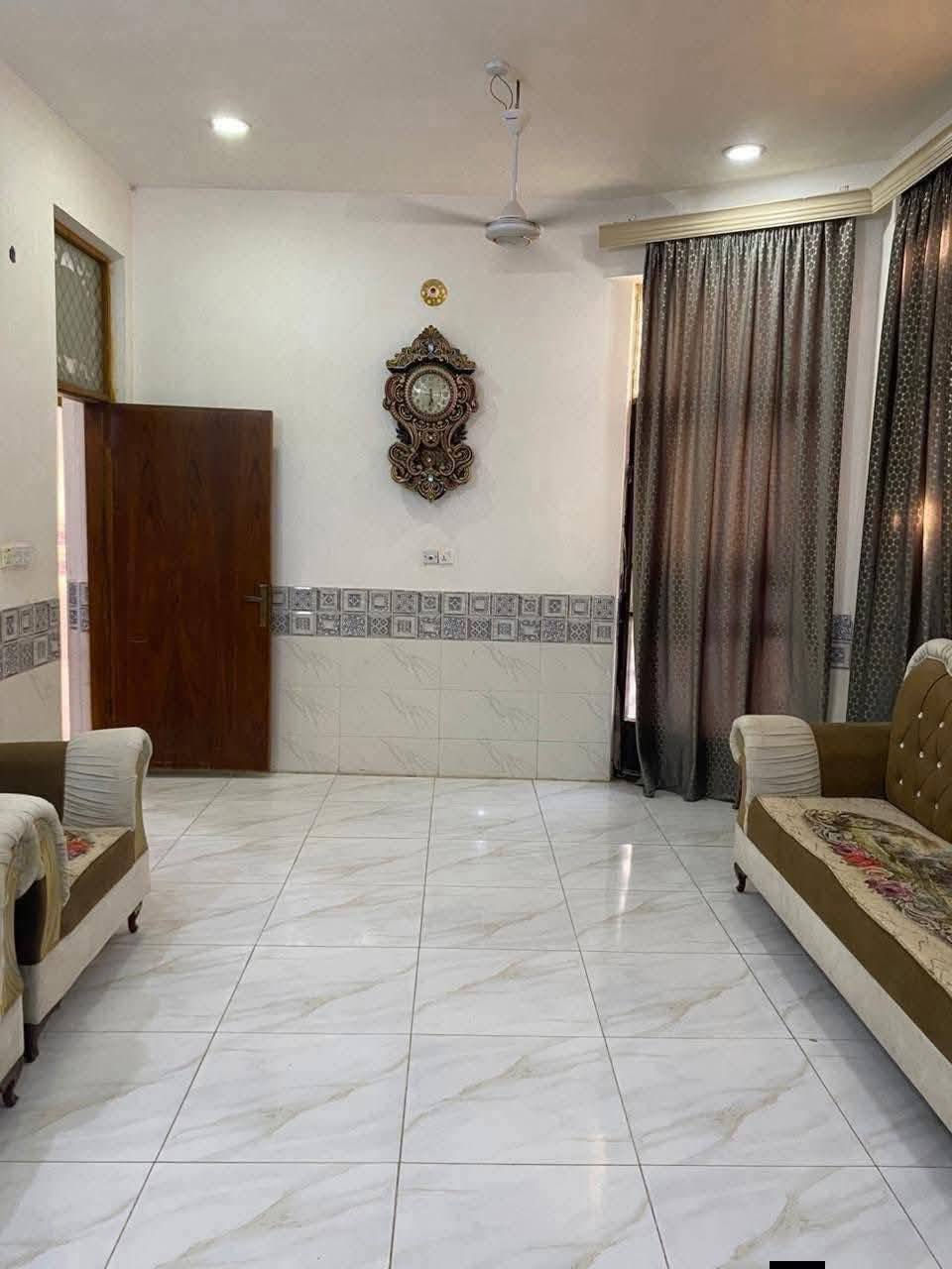 السلام عليكم 
دار للبيع مكان مميز جدا مستعجل 
طابوزراعي سند 25
تحويل البيت بعد الشراء مباشر 
نوع البناء //طابوق السقف صب كونكريت بإشراف وتنفيذ مهندس مدني 
العنوان // بابل المدحتيه/حي علي قمارة على الشارع التبليط مباشر ركن على شارعين امامي 10متر فرعي 7متر على الجه اليسرى تحويل مباشر
المساحة// 200مترسند 
واقع حال 213متر
الواجهه //11متر
تحويل البيت 
 ثاني يوم بعد الشراء
تفاصيل البيت 
غرفت نوم عدد 2
استقبال 
صاله كبيره
مطبخ 
ممر خلفي 
طارمه
صحيات داخليه و خارجيه
نصب نضام كاميرات 
خدمات كامله من ماء وكهرباء
 وتبليط لحد باب البيت 
عرض الشارع 10متر
السعر //١٠٠وبي مجال
سنة البناء 2024
البيت حلو ومرتب  على الشارع التبليط مباشر 
ملاحظه//البيت مابي اي نقص 
بناء درجه اولى تصميم خارطة نضام تركي 
البيت ركن على شارعين الرئيسي ١٠متر والفرعي ٧متر باب على الشارع الفرعي 
للاستفسار
مراجعة مكتب دلالية وائل الهندي 
***********وائل الهندي
***********ابو علي
