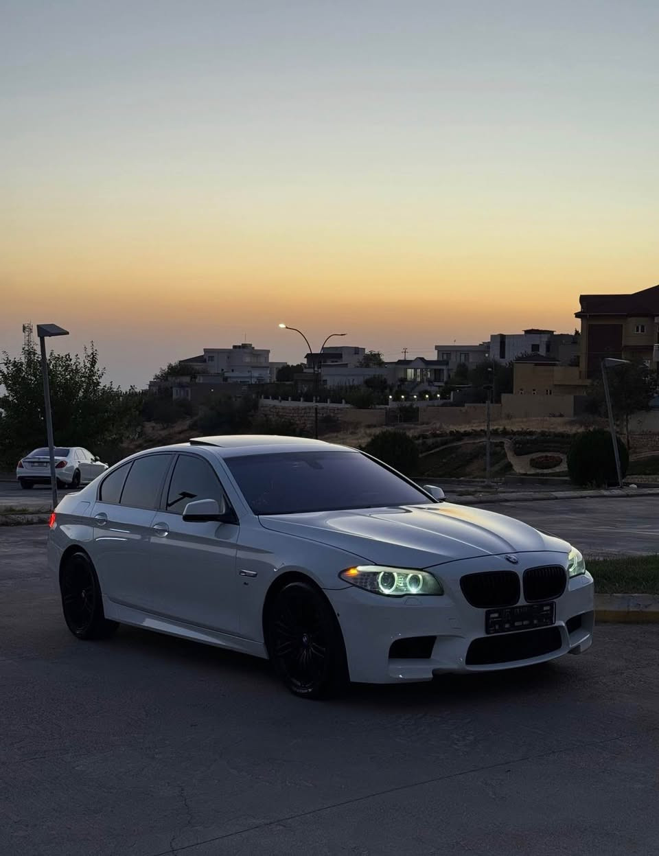 Bmw f10 m-paket
رەقەم ئەورووپی مەنەفئست ئەسلی 
‎مۆدیل ٢٠١١ مەکینە ٥٣٠ شەش پستنی نۆزل کورت مەکینە مرغوب فول فول مواسەفاتە AuTo H ناو قەیسییە سەلاید گەورەیە پینج کامیرەیە پینج پەردەیە گوشین سپۆرتە گوشین خەزن و کارەباییە سوکان خەزن و کارەباییە وە زۆر مواسەفاتی تر سیارەکە نمونەیە لە جوانی لەسەر دەقی شەریکە ماوەتەوە هەموو گیانی بەشەرتە دەحامی بۆ دەحامی بەشەرتە 
*********** شقلاوة, أربيل
