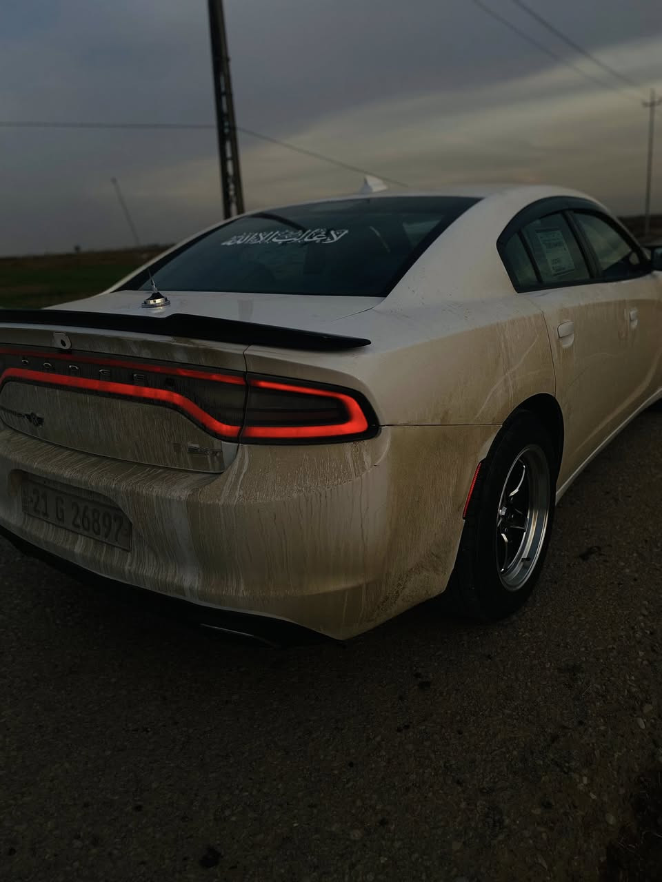 السلام عليكم جارجر 2016 وارد امريكي sxt للبيع رقم سليمانيه باسمي  ماشيه 97 وكسور السياره ما مشتغله خط حادثها  جاملغ امامي وربع الباب الامامي وباب خلفي مبدل للاستفسار اتصل*********** مكاني بغداد
