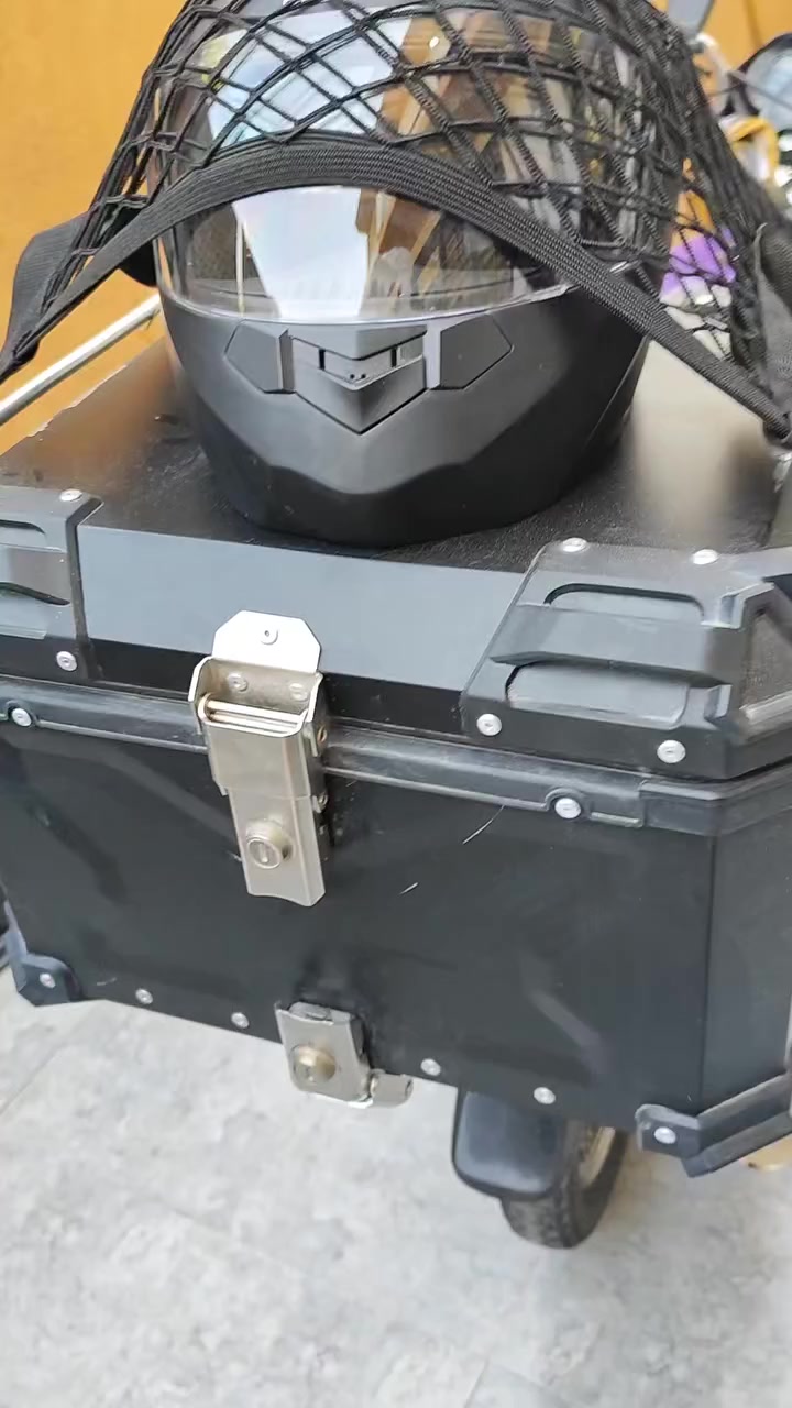 سيفان موديل 24 محرك 200 مكفول هو و غراضه ابيعه السعر خاص***********
