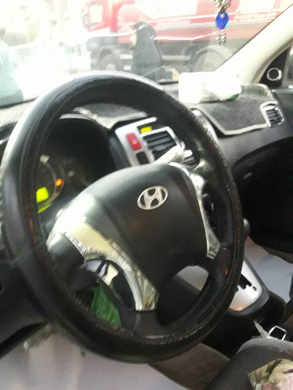 السلام عليكم سيارة توسان للبيع موديل ٢٠٠٩ وارد كوري مكفولة من الضربه والصبغ بيه مكانات قليله بارد مكينه سلندر محرك ٢٠٠٠ دوش            رقم بغداد انكليزي بسمي   رقم الهاتف ***********  بغداد الطالبيه أو مدينة الصدر  السعر ١١٨.
