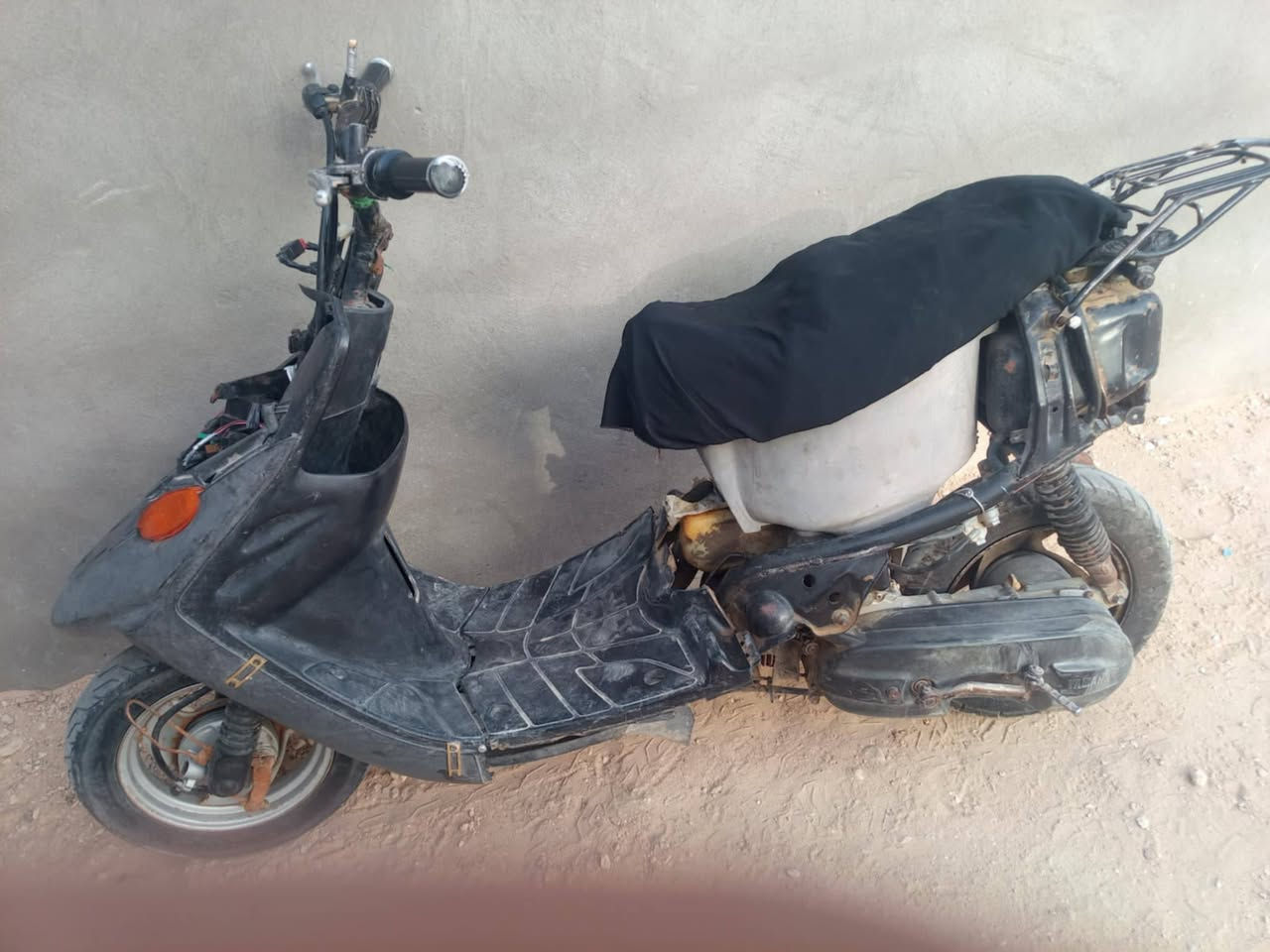 للبيع انضف من صوره شرط دراجه مابيهء اي شي كهربايات كلهء شغاله واني فالهن وسعر 90 بيهء مجال شادلهء كابريتر الاصلي وفلتر بانزين الاصلي وبلك اصلي وشغلتهء ودراجه تجي شوفه عينك ماعايزه غير ال كفرات رقمي، ***********.
