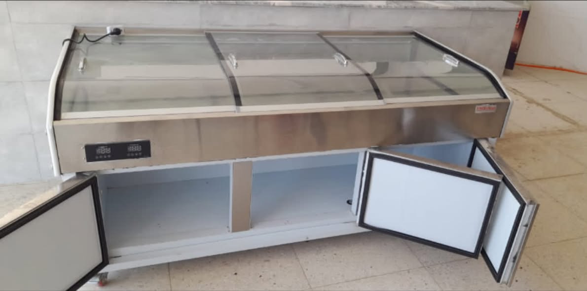 السلام عليكم 
عارضة براد طرحي سل ستيل بي ماطورين استخدام قليل 
٣ ايام 
للتواصل عن السعر والاستفسار : ***********
