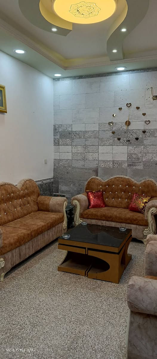 سلام عليكم بيت للبيع حي النداء المنطقه بل 50الف  قريب جمله ريحانه المصطفي الركن شارع60.اوتنزل 3ساحه عل يسره البيت  التفاصيل البيت بسمي طابقين عل ساحه الوجهه 6انص مربع غرفتين وصاله الغرف بيهن اسويته الفوك اوجوه استقبال اوصاله اومطبغ حار اوبارد بناء.درجه اوله  المساحه٦٥متر .........السعر .مع المجال  الاتصال عل واتساب او رقم ***********.السعر 70مع المجال
