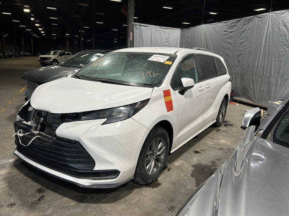 للبيع تيوتا سينا موديل 25 ماشيه 7000 موصفات  le سياره ضررها جاملغ بدون دواخل مصلح جاهز تدخل كتاب شهداء او تفتر ع اربيل سعرها مطروحه بالحره مصلح جاهز 265 السياره موجوده بالحره بشركة اسى  ***********
