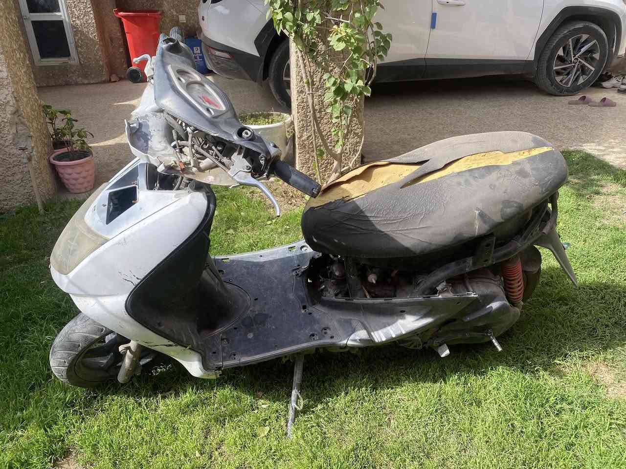 سلام عليكم
سكنس 140 كابريتر 
الدراجه متروكه بـس شغاله نكره 
تاخذها مني تشتغل بـس يرادلها ترتيب 
مكينتها خرسه متنسمع شلعه ومعدل 
رايدها ب400 مكاني صليخ ال600
اي ستفسار ***********
