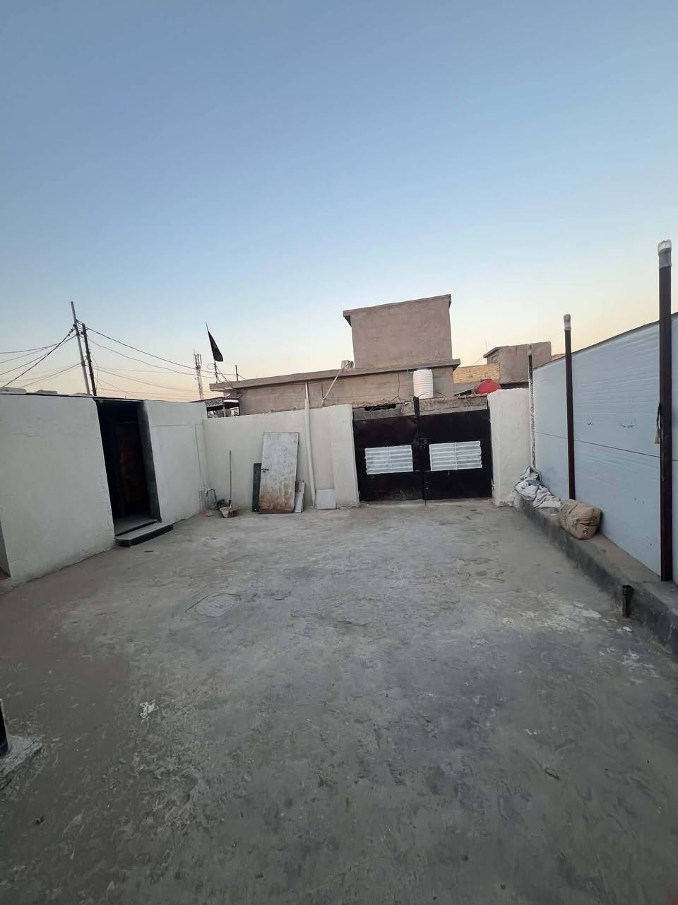 سلام عليكم بيت بحي سكينه بشارع التبليط يبعد عن شارع لتبليط ١٠٠متر مساحته ١٨٠ كامل ع اخر حبايه من كلشي سعر 24 وبيه مجال ***********
