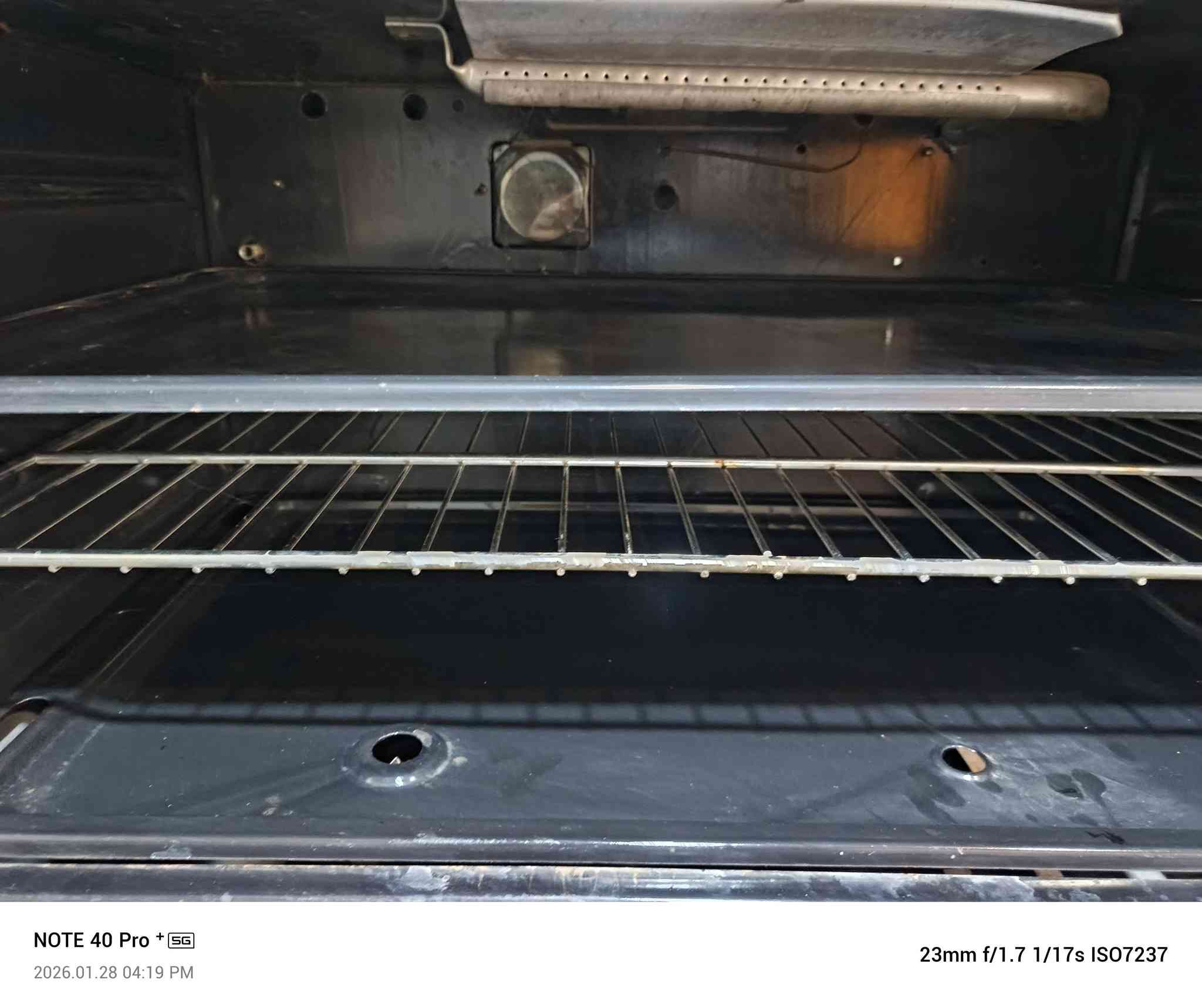 السلام عليكم للبيع طباخ مصري ستيل نضافه ٩٠ بالميه مال باله شغال حتى الفرن العنوان الناصرية شارع ٢٠ التواصل وات ساب *********** السع ١٨٠ الف سعر بلاش
