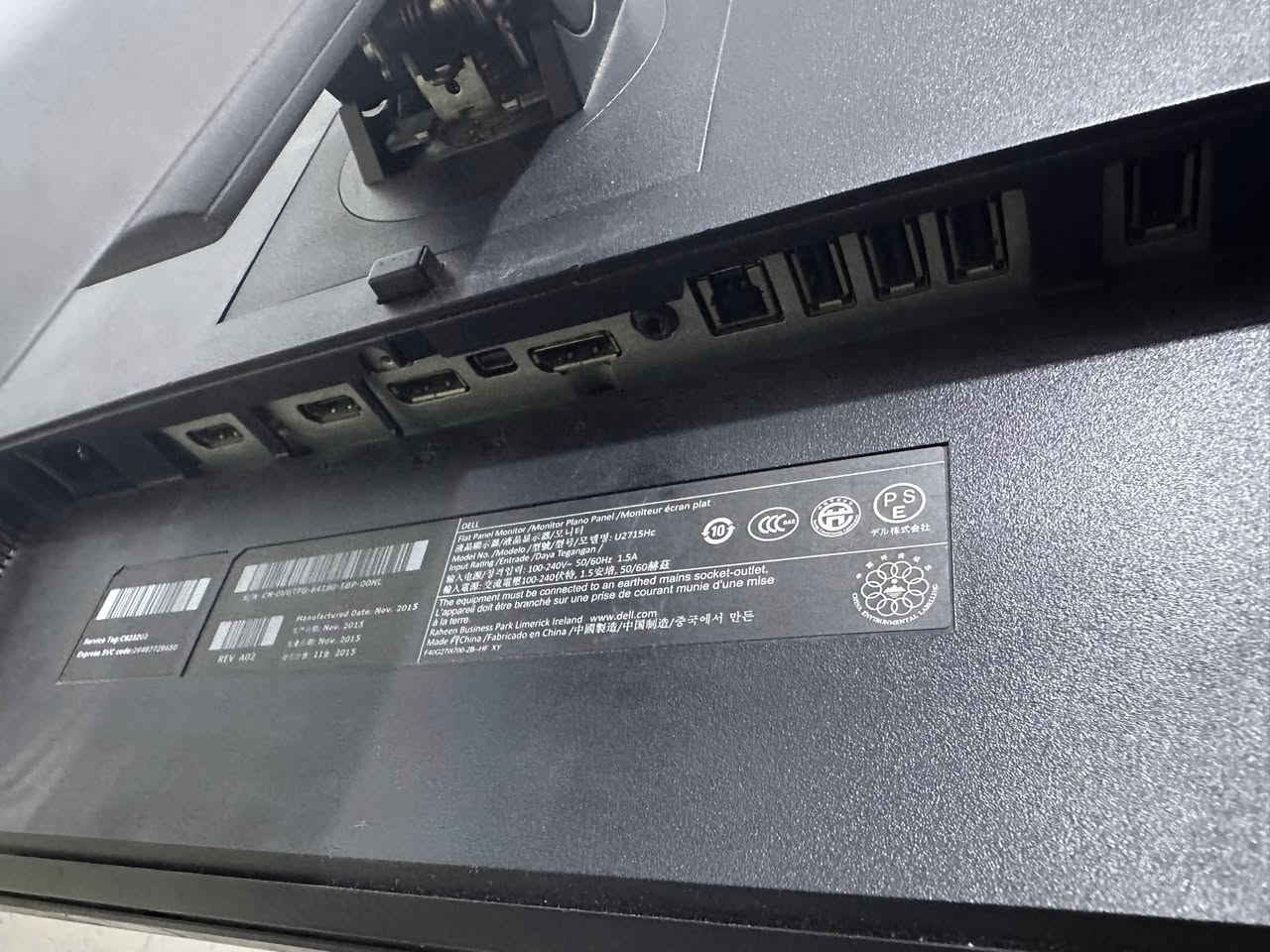 شاشة ديل احترافية Dell UltraSharp U2715H حجم 27 بوصة بدقة 2K
الوصف:
للبيع شاشة من الفئة الاحترافية المعروفة بدقة ألوانها الخرافية وعمقها، ممتازة جداً للمصممين، صناع المحتوى، والمحررين (Video Editors / Photographers) 
الموديل: Dell UltraSharp U2715H
الحجم: 27 بوصة (حجم مثالي للمساحة والعمل المريح
الدقة: 2K QHD (الوضوح 2560 \times 1440
نوع الشاشة (Panel): IPS ألوان حقيقية وزوايا رؤية كاملة.
دقة الألوان: تغطي 99% من ألوان sRGB (معايرة مصنعياً
الحواف: حواف نحيفة جداً وتصميم عصري أنيق.
المنافذ: تدعم HDMI, DisplayPort, Mini DP, ومنافذ USB مدمجة بالشاشة.
الستاند: ستاند ديل الأصلي المتحرك (تصعد وتنزل وتفتر عمودي وأفقي بكل سهولة
سعر 210
توصيل ماعندي اعتذر 
رقمي فقط تصال او واتساب 
***********
بغداد حي جميلة
