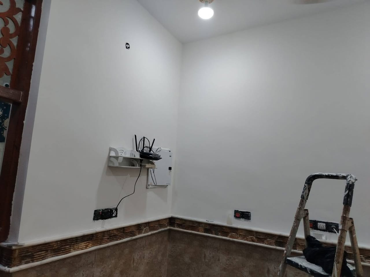السلام عليكم بيت للبيع في مدينه الصدر قرب مركز شرطة الساهرون موقع تجاري طابقين الطابق الارضي غرفتين وصاله ومطبخ وحمام عدد٢ وطابق الثاني غرف نوم عدد٣ ومخزن كبير طابق الثالث مطلوب اسكان تسديد الشهر ٢٤٨ ألف وباقي ٤٠ مليون للاستفسار الاتصال على الرقم ***********
