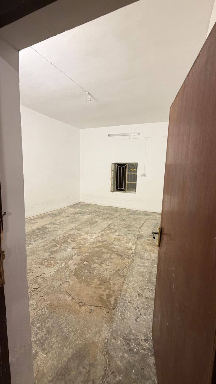 يتوفر بيت للايجار في مدينه الرمادي منطقه 5 كيلو قرب مجمع عمر الراوي البوابه البيت الديوانيه صاله مع غرفتين صحيات داخليه خارجيه سعر الايجار 400 التواصل على الواتساب 
***********
