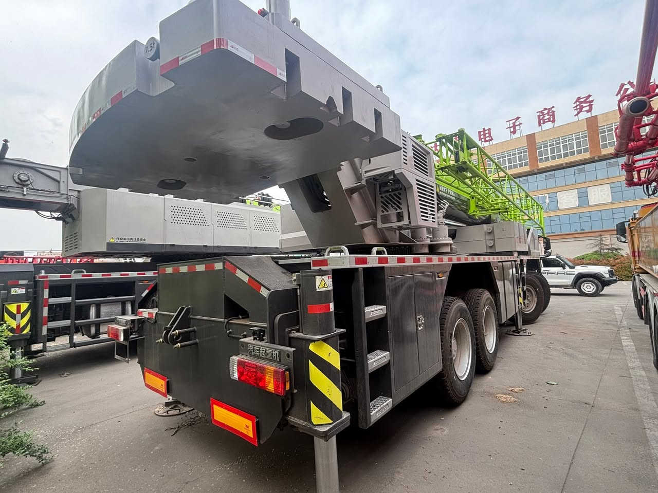 ZOOMLION ZTC1000Vs562 CRANE
ZOOMLION ZTC1000VS562 Premium 100 Ton Truck Crane
5-section main boom, total 51m
Comes with 2 built-in jibs, 17.5m
Equipped with 24-ton transition counterweight
4-axle heavy-duty chassis
Fitted with large 385 wear-resistant tires
450L large fuel tank, super long driving range
 
Low mileage & low working hours:
Only 4,855 driving kilometers
Just 563 working hours, nearly new condition!
https://wa.me/+86 135 2617 0326
WhatsApp:+86 1352670326

#UsedCraneAfrica
#AfricaConstructionMachinery
#CraneForSaleAfrica
#HeavyMachineryAfrica
#ZOOMLION


**إذا كنت صاحب هذا الإعلان وتريد حذفه لأي سبب، رجاءا أرسل رسالة إلى الدعم الفني**