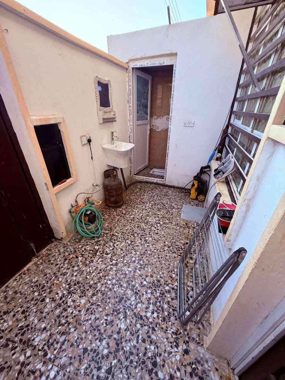 بيت للبيع 
رزاعي سند ٢٥ قرار محكمة مساحة ١٠٠ م طابق واحد مع جميع الاثاث بناء حديث طابوق جاهز من كلشي منطقة حي الداخلية قرب كلية و مجمع الارض الزكية منطقة مقسمة من ارصفة و توزيع الاراضي وبالاضافة الى انارة فرعية كهرباء ماء وخط مولد مستمر ٢٤ ساعة  بأسمي للتواصل اتصال او واتساب (( *********** ))
