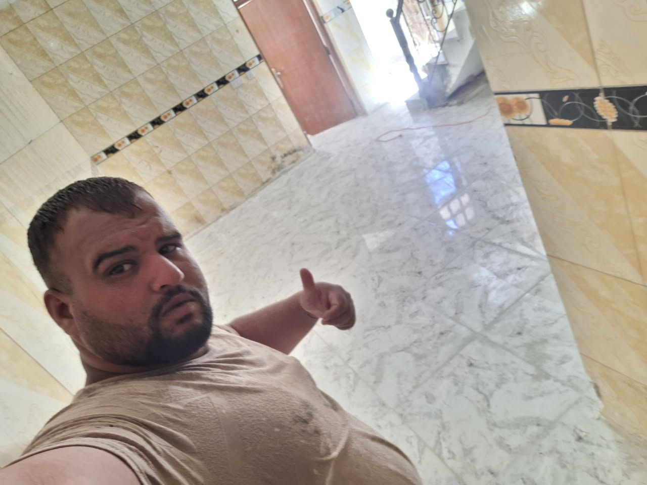 سلام عليكم اشتغل جميع تطبيك الارضيات قلع ارضيه الكراج وتطبيكها وقلع ارضيت الحمام وتطبيكها وقلع ارضيت البيت من الداخل وتطبيكها ويوجد كادر مختص في صب الارضيات  وترميم الدور  الهاتف *********** متواجد واتساب
