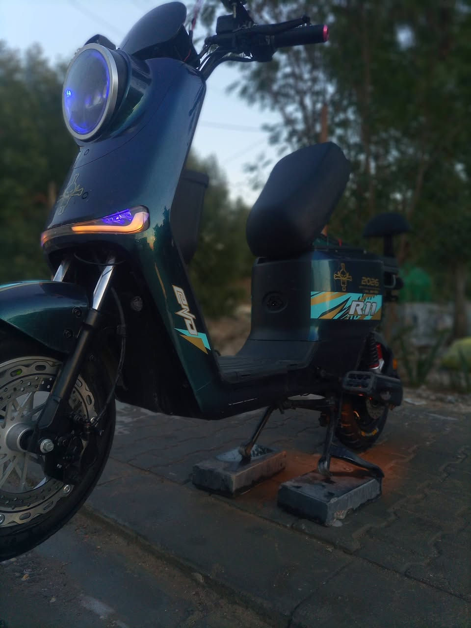 للبيع دراجه شحن ار11فول مواصفات 6بطاريات الدبل 32الكهربايات كله شغاله ***********هاذه الرقم  السعر 550وبيه مجال بسيط
