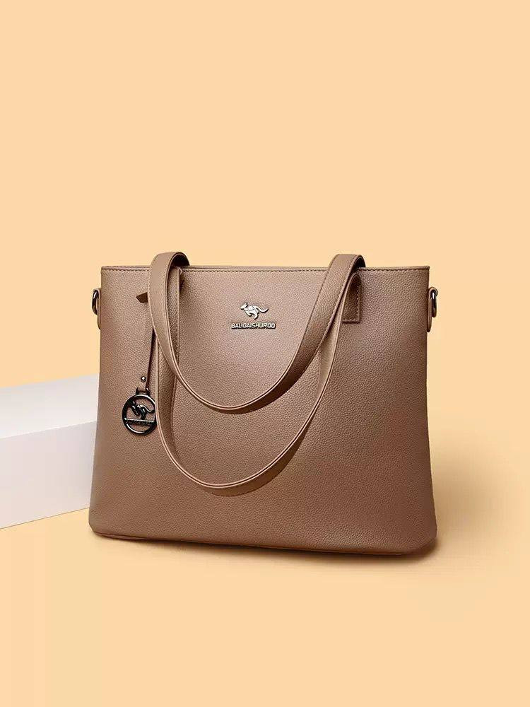 حقيبة جلد سوبر كواليتي عالي ✨️
حقيبة جلد (حجم كبير) بنقشة مميزة وتفاصيل ذهبية راقية
​الملحقات: حزام كتف طويل 
​للطلب والاستفسار: مراسلتنا عبر الخاص 📥
أو واتساب: [ ***********] 📞
​توجد خدمة توصيل لجميع المحافظات 🚚
العنوان // كربلاء شارع النهر قريبا 
#viralvideo #لايكات #محمود_الجبلي #كربلاء #كربلاء_مدينة_العشق_والعاشقين
