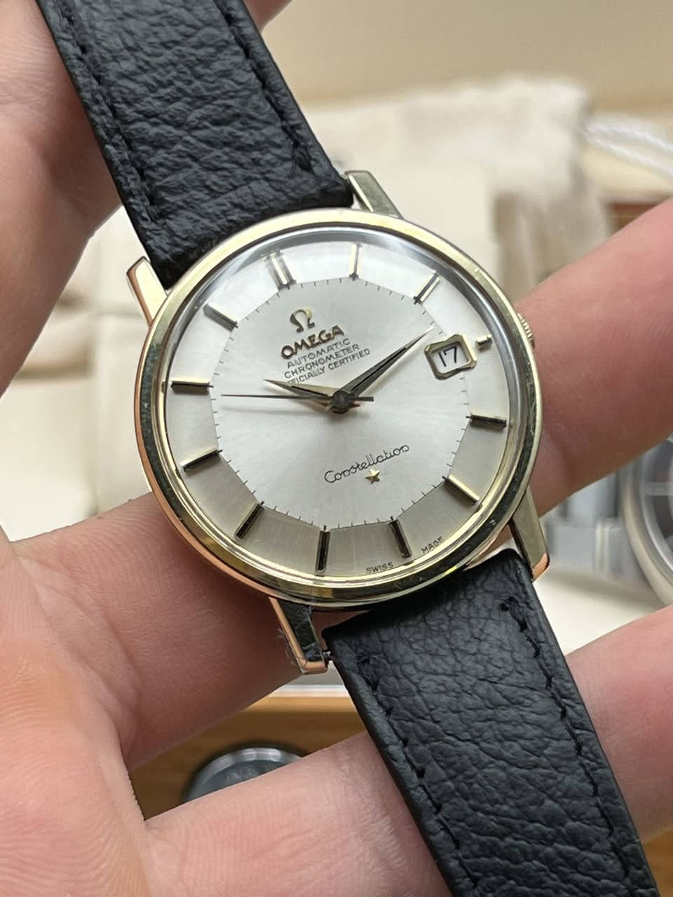 Omega Constellation pie pan 1962
- اوميكا كونسليشين باي بان اوتوماتيك || انتاج الستينات

- مينا شمع لوك  || نافذة لعرض التاريخ بم 

- نصف ذهب 18k وستيل || طرة ذهب

 نظافة عالية عاليه جدا  || سير وبوك مستبدل 

- قطر كبير 36.5

- للحجز التواصل على الخاص || او الواتس ***********
