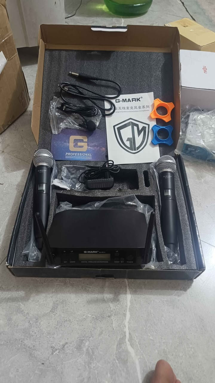 🎤 لعشاق الصوت النقي والأداء الاحترافي! 🎤نظام الميكروفون اللاسلكي المزدوج الأشهر G-MARK GLXD4+ (جديد بالكرتون) عندك (حفلة، قاعة اجتماعات، مناسبة دينية، كاريوكي، أو بث مباشر)، هذا الطقم هو خيارك الأفضل والأنسب.✨
 أبرز مواصفات ومميزات الجهاز:
منظومة مزدوجة: يجي مع الإيرون (2 مايك لاسلكي يدوي) يشتغلون بنفس الوقت بدون أي تداخل.ترددات UHF متطورة: ثبات عالي بالصوت ومسافة إرسال طويلة ومستقرة بدون تقطيع.شاشة رقمية (LCD): مدمجة على جهاز الاستقبال والمايكات لعرض التردد وقوة الإشارة وحالة البطارية.فلاتر ذكية: عزل ممتاز للضوضاء والوشوشة المحيطة لمنحك صوت بشري نقي وواضح جدا المايكات مريحة باليد ومصنوعة من مواد مقاومة للصدمات.
📦 محتويات الكرتون بالكامل:
جهاز الاستقبال الرئيسي (Receiver) مع هوائيات الإشارة.عدد (2) ميكروفون لاسلكي محمول.محول الطاقة الأصلي (البلاك).كابل التوصيل الصوتي (Jack).حلقات مطاطية ملونة لحماية المايكات من التدحرج والسقوط.دليل الاستخدام والتشغيل.💰 السعر : 55,000 دينار عراقي فقط!
🚚 توصيل سريع متوفر لكافة محافظات العراق. بغداد, العراق


**إذا كنت صاحب هذا الإعلان وتريد حذفه لأي سبب، رجاءا أرسل رسالة إلى الدعم الفني**