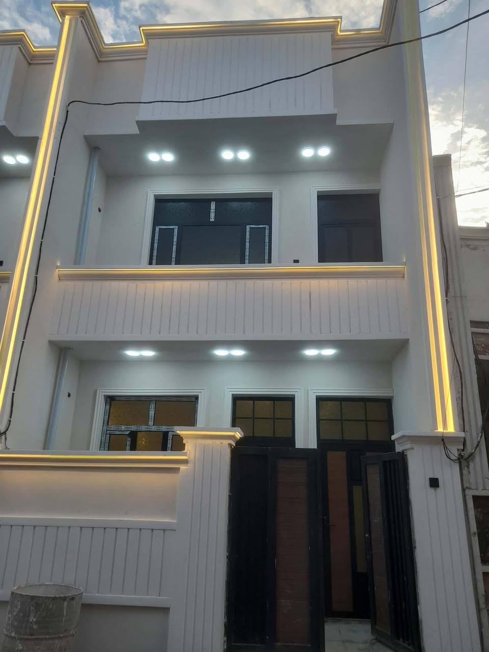 السلام عليكم
يتوفر لدينا بيوت تونات المساحة 100متر
طابو زراعي سند 25 الك حق التصرف 
العنوان منطقة الدوانم مجاور شرطة الخامسة قرب جامع ملك القدوس تفاصيل كل دار صالة مدخل مطبخ غرفتين نوم حمامين سطحين جاهز للسكن زيرو اوراق كلها أصولية عقد بين طرفين وكالة نسخه سند قرار محكمة تواصل وياي ودلل 
 هاتف ***********
سعر مناسب جدا جدا 
85 بي مجال 💲💲 
أبو عبد الجبوري
