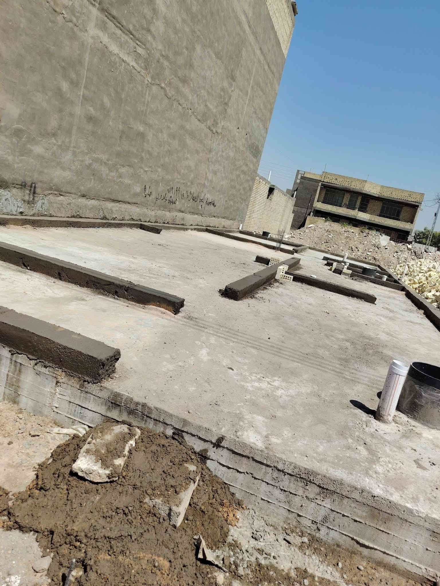 عملنا في ميسان فقط تسليم مفتاح كرسته وعمل ترميم إضافة بناء تسليم هيكل عظم بدون باب وشباك سعر المتر المربع للهيكل كرسته وعمل ١٨٠ الف يتضمن الفقرات التاليهه
دفن وتعديل الأرض بمادة السبيس مع مستوى وزن الشارع
مع الحدل بحادله كبيرة
رش مبيدات كلوردين قاتل الحشرات
تسقيط وتخطيط الخارطه على الارض مع فرش نايلون زراعي نوعيه جيده
عمل المجاري حسب مخطط الخارطه نوعية امل الشريف المصري
تسليح الرفت يكون حسب مخطط الخارطه مع حصيرتين تسليح
صب الرفت بمواد درجه اولى اسمنت مقاوم رمل اخيضر حصو مكسر او صب بم  كونكريت جاهز حسب طلب الزبون
يكون ارتفاع الرفت ٤٠ سم
صب بتلو ٢٠ سم حسب المخطط
بناء بالطابوق الجمهوري بارتفاع ٣،٣٠ للطابق الأرضي
عمل حداده ونجاره صب السقف نوعية الشيش عراقي اف اف أو سوبر أو ماس رباط ٣٠ سم على كل البيت مع السقف
بناء الطابق الثاني بارتفاع ٣،١٠ نفس مواصفات الطابق الأرضي مع مردات ماء ٢٠ سم
بناء البيتونه مع صب السقف حسب مساحة الخارطه مع الستاره بارتفاع ١،٧٠ سم
يشمل الهيكل المجارى كاملة مع مرازيب السطوح والبلكونات
مع تأسيس أنابيب السبالت مع تأسيس جكشنات سبور لايت السقوف
علما عملنا في ميسان نقد فقط
***********
