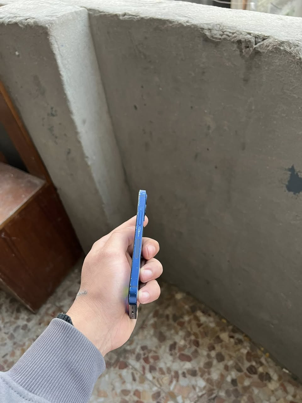 ايفون 12 ميني ذاكره 64 بطاريه 77 شرط بالشحن انطي بي ممفتوح على وضع الشركه كله شغال فقط كسر بسيط بالضهر رايده 190 نهائي مكاني بغداد غزاليه ***********
