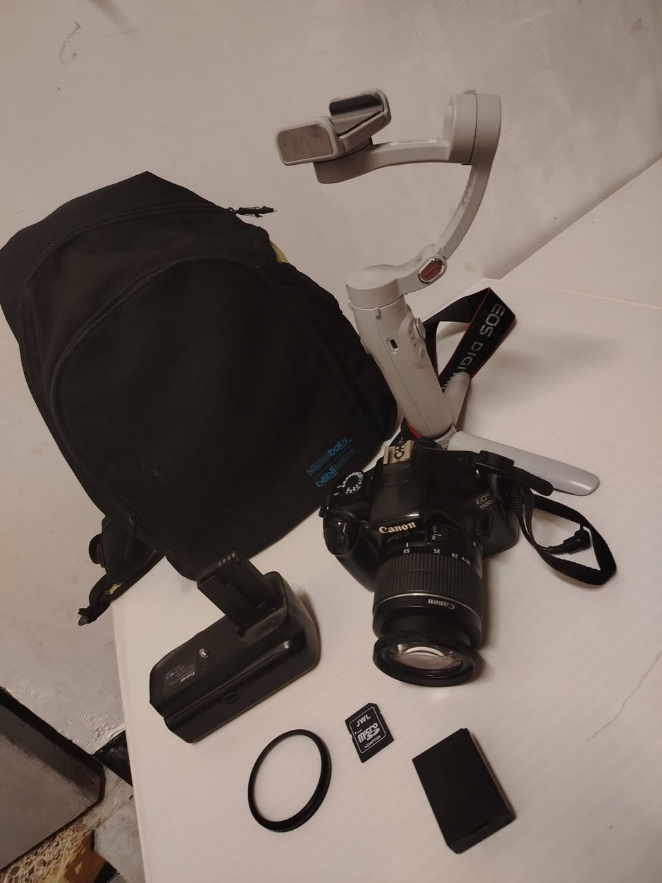 كانون دي 1100. نظيفة كلش  تحتوى على
عدسة 18.55 
كراب

حقيبة 
رام 16 
فلاش توصيل 
مانع اهتزاز للهاتف  
الحزام 

السعر 350 وبيهه مجال


**إذا كنت صاحب هذا الإعلان وتريد حذفه لأي سبب، رجاءا أرسل رسالة إلى الدعم الفني**