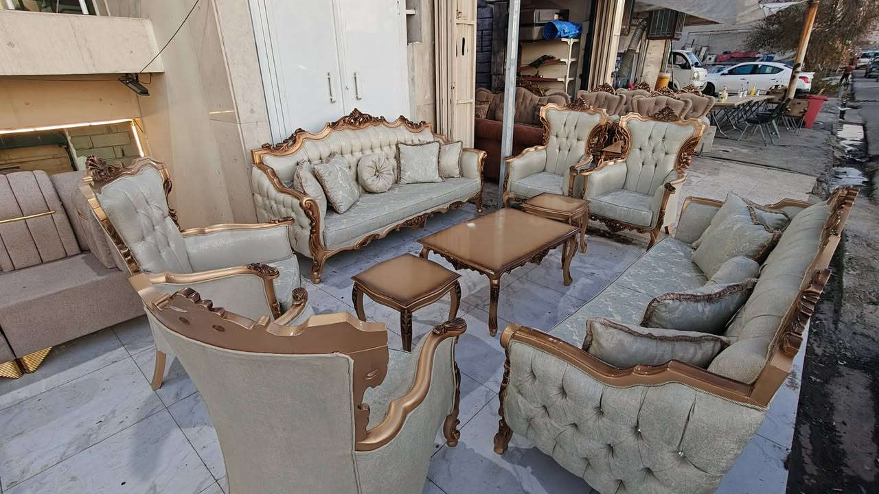 طخم رئاسي كلاسيك تركي مستعمل نظيف جدا جدا جدا 
خشب زان الاصلي موديل حديث 10 نفرات 
مع ميز وسطي وطلبات نظافة تقريبا 99% 
للطلب والاستفسار يرجى زيارة موقعنا في الموصل سايدين القادسية الاولى قرب جامع علي بن ابي طالب مقابل ملعب الأمواج أو الاتصال على الارقام التاليه 
***********
***********
***********
