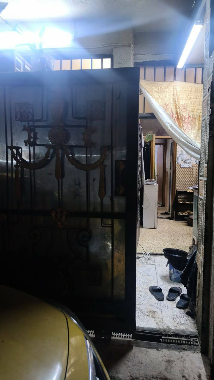 إسلام عليكم
بيت البيع مساحه 
70متر 
طابقين كامل 
حمام خارجيه 
ستقبال مطبخ 
حمام داخليه 
غرفه منوار 
طابق ثاني 
غرف ٢
حمام ١
طاوبي زراعي سند25
***********
