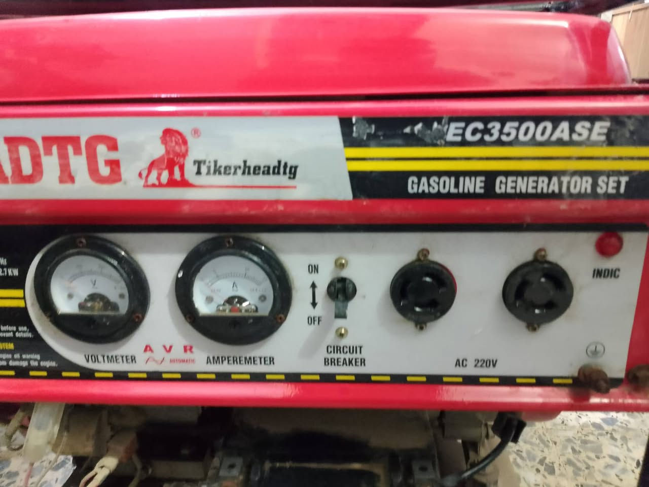 مولد مستعمل الاستعمال فقط من 8 ساعات إلى 12 ساعة اخذتها قبل سنة ومتروكه لان محتاجيتها فقط فتره قليلة وهسه أبيعها اخذتها بوقتها 320$  أبيعها نص السعر ب150$
هاي مواصفاتها

- تحتوي على عجلات 
- تشغيل اما سويج او حبل او ريموت (( تشغيل عن بعد )) 
- تعطي 12 امبير حقيقي 
- مولدة ذات عزم قوي 
- ملف نحاسي 100‎%‎ 
- تتوفر بنوعية الية العتلة (السحب )
-الزيت: 0.6 لتر .
-معدل صرف الوقود: 0.7 كل ساعة(1جالون: 8ساعات).
- سعة الخزان 15 لتر 
***********
بغداد الشعب
