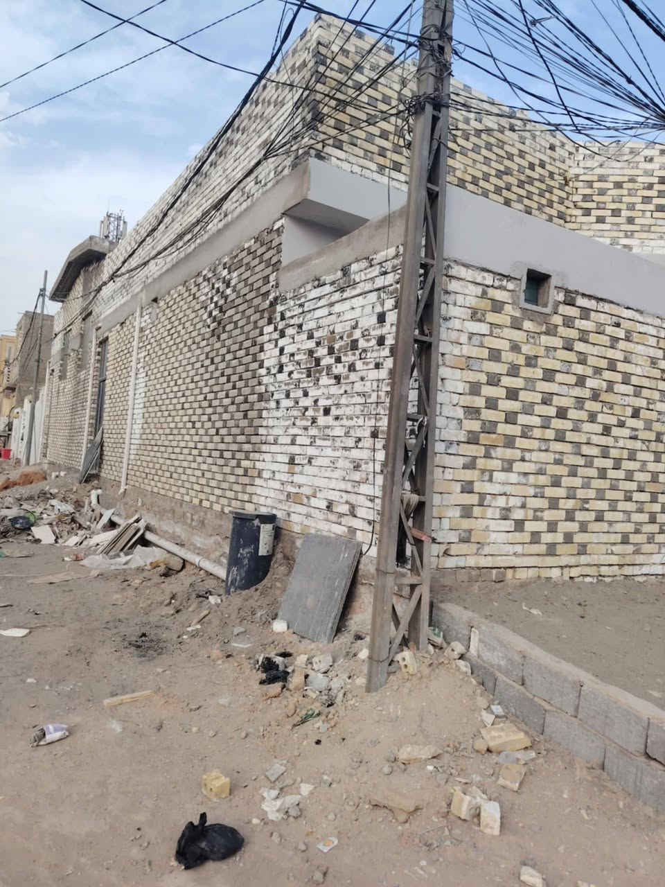 السلام عليكم بيوت  للبيع المساحة 200متر ركن ع شارعين 
ميه مربعه
و خمسين ب خمسين  بناء درج اول ع اخر حبايه
الحولي قرب شارع جامع الكفيل
بلديه معامله كامله
 ***********
