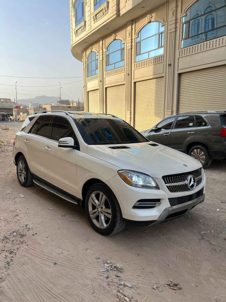 للبيع: مرسيدس ML350 موديل 2013 - قوة القوة
من برابورس كارز

ماشاء الله تبارك الرحمن 
وحش ألماني نظيف يلمع، كأنه وكالة 👑

المواصفات:
• الموديل: مرسيدس بنز ML350 موديل 2013 • اللون: لؤلؤي ملكي • الداخلية: جلد بيج نظيف مع فتحة سقف بانوراما • الممشى: 121,160 ميل فقط • المحرك: V6 جبار نظيف - افتح الكبوت وشوف بنفسك • الإضافات: فل كامل، شاشة، تحكم دركسون، دبل، عتبات جانبية، كاميرا، حساسات 
الفحص:
السيارة نظيفة بدي ومحركات على الشرط. منوة المستخدم وراعي الفخامة.

السعر:
10,000 دولار فقط - سعر عرطة للجادين 

الموقع:
صنعاء - شارع تعز - جولة دار سلم - خلف البنك التجاري
من برابورس كارز

للتواصل:
دق على المعلم خالد 773885877 وهو يخلصها لك على طول.

الجاد ما يحتاج يفكر كثير، سيارات المرسيدس النظيفة ما تطول بالسوق. 
اتصل الآن والمعاينة خير برهان


**إذا كنت صاحب هذا الإعلان وتريد حذفه لأي سبب، رجاءا أرسل رسالة إلى الدعم الفني**