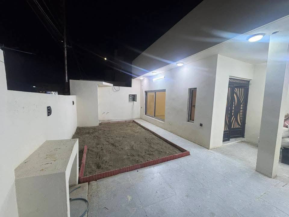 دار للبيع بالتقسيط 
مطلوب للمصرف العقاري شرط تحويل 
مساحته 200م واجه 10م 
طابق ونص 
السعر الكلي/165مليون 
مقدمه /83مليون 
وباقي يدفع من قبل المشتري للمصرف العقاري 
على شكل اقساط شهريه/438الف دينار 
بدون فوائد 
الموقع العقار /قادسية -تقاطع ابو خطاب 
للاستفسار/***********
