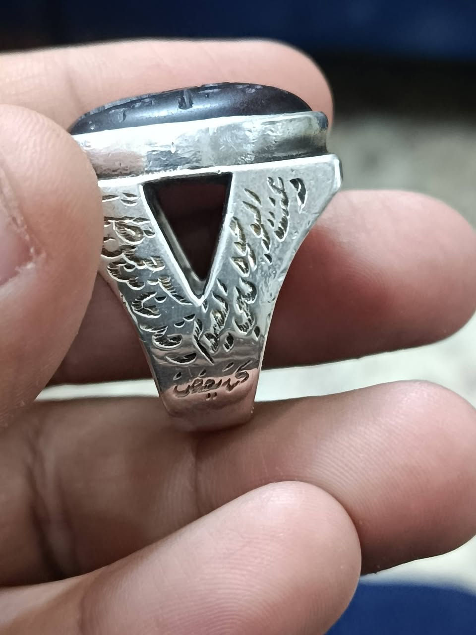 شفه يماني قديم صياغه ثقيله 
مخطوط حرز سيد علي القاضي عله الفضه 
قياس 26 
حجره خشنه 
السعر 200 الف 
***********
الامين الثانيه
