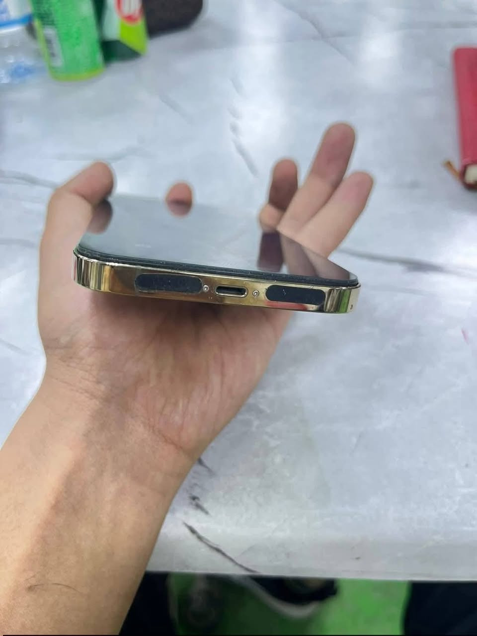 iPhone 12 Pro Max 
أيفون 12برو ماكس جهاز نضيف جديدمبدل شاشه تفصيخ
ذاكره 256غراضه كامله بطاريه74سعر 310
***********
