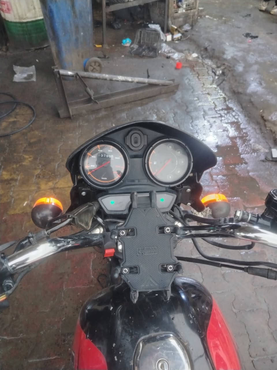 سلام عليكم دراجه بوكسر مديل 22 نازله بشهر العاشر ماشيه 13 الف حقيقي جنت تاركها بسبب الدراسه الدراجه مرقم بغداد رقم انكليزي لوحتين تحويل ثاني يوم بيها كلوب زنون ب85 الف الدراجه خير و بركه ما ناقصها شي مكينه  مجفته تجفيت شركه بيها ستان تلفون
مكاني بغداد الحريه قرب مطعم هي هي ما متواجد فيس فقط واتساب الرقم ***********
راسلوني و بالخدمه السعر مليونين و 400 و بيها مجال شي قليل حق الجيه
