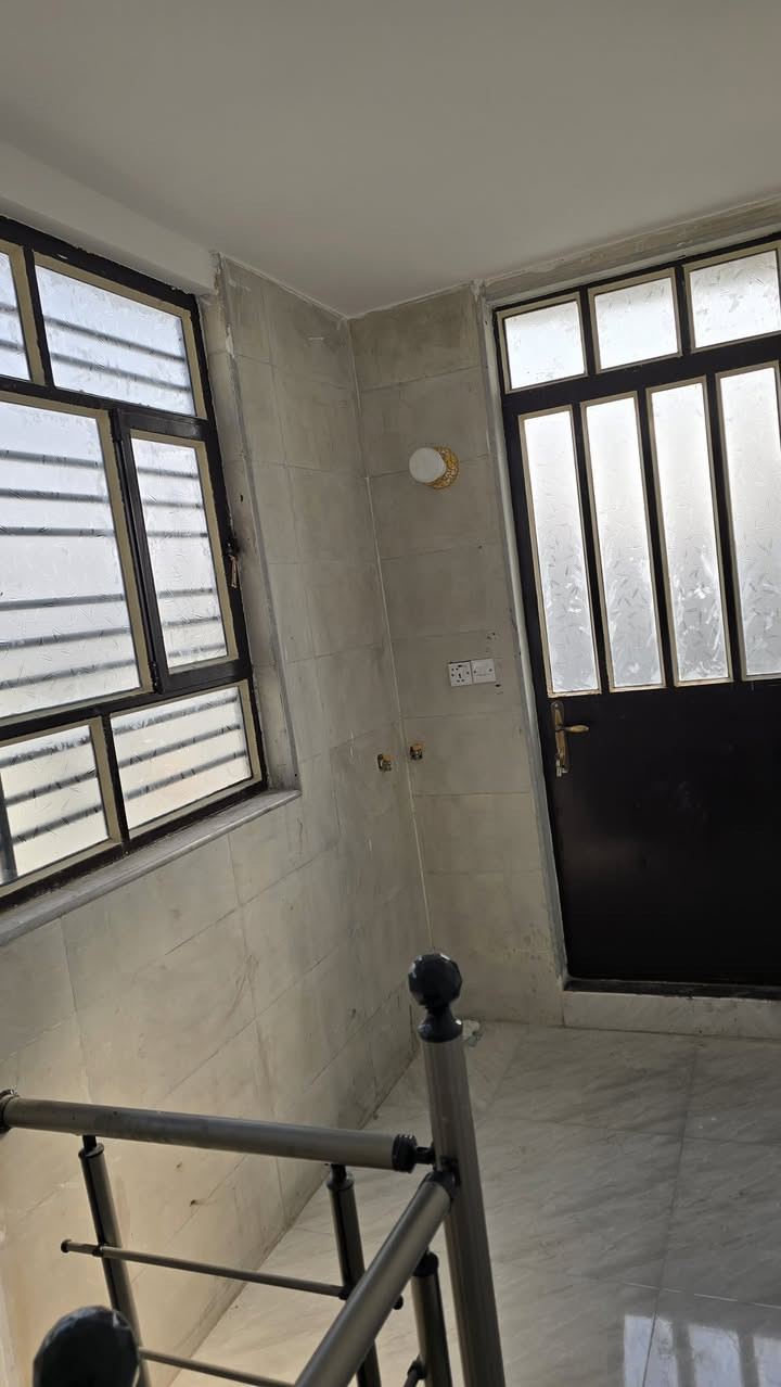 سلام عليكم
مشتمل ٦٠ متر للبيع

الواجهه 5 ونزال 12
بناء جديد بعدهه قيد الانشاء
تسليم خلال شهر فقط يسلم مفتاح
الطابق الأرضي 
مدخلين
طرمه استقبال ومطبخ غرفه نوم وخدمات
الطابق الثاني غرفتين نوم سويت بلكونه وسطح بيتونه
لوندري مال غساله 
بغداد الجديدة قرب الطاقه الكهرباء 
شارع عيسى 
*********** علي
***********
