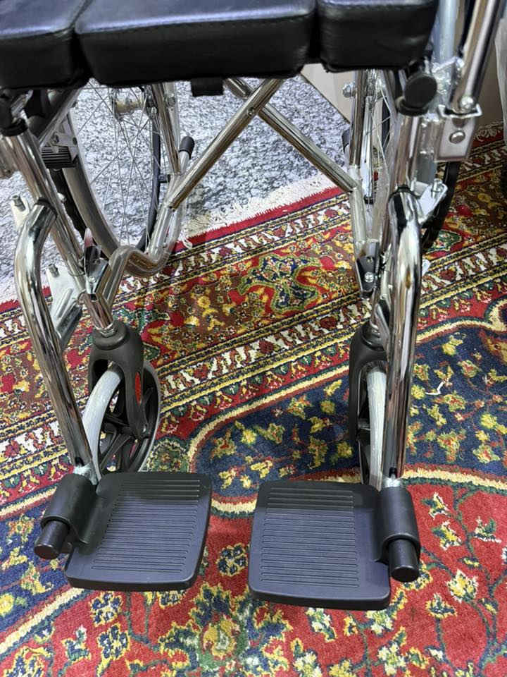 كرسي حجم أطفال يستعمل للحمام ايضاً مع اداواته كاملة للبيع بسعر ١٥٠ الف للتواصل ***********
