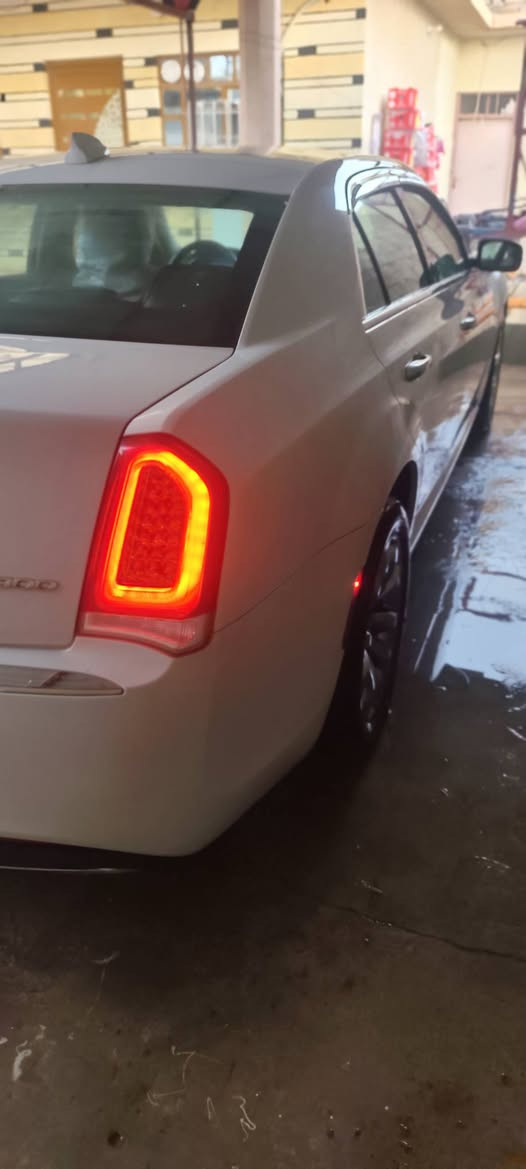 السلام عليكم
كرايسلر 300  وارد كندي ( استيراد خــاص)

الموديـــــــل : 2015
عداد المسافه : 120 كيلو متر 
 _سياره جديده بحاله الشركه بعدها 
لون ابيض
((كفاله عامله)) من بارد والصبغ والفتح  فقط قبق الصندوق 
   
داخل اسود جلد
تشغيل ع بعد
شاشه كار بلي

وكاله باسمي  تحويل ثاني يوم 

مكاني موصل قضاء تلعفر 
***********
***********
الكرورك بيها واتساب
