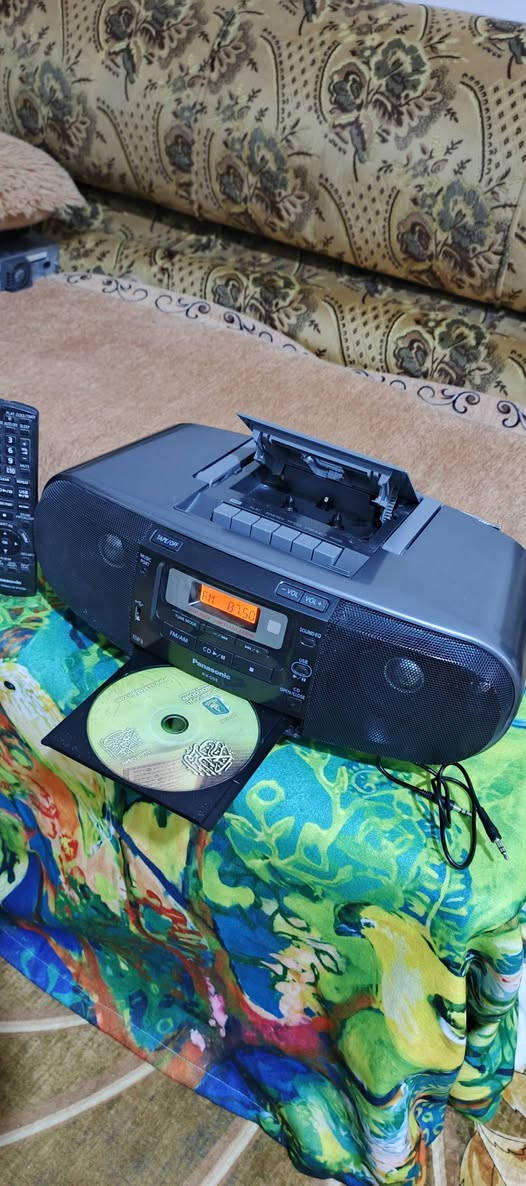 السلام عليكم .
جهاز ستيريو باناسونيك حديث بمواصفات وصوت غاية في الروعة ...الجهاز نظافة ممتازة جدا جدا … وياه ريموت اصلي وكيبل الكهرباء…استيراد الكويت وليس اوربي .  المواصفات :
مشغل اقراص CD و MP3 .
مسجل كاسيت بيه خاصية التسجيل الداخلي من الراديو او الاواكس او القرص او الفلاش رام ...
                   تسجيله ممتاز .
راديو باحث AM+ FM  سحب جدا ممتاز مع خزن قنوات مفضلة .
فلاش رام .
اواكس مضخم تكدر تربط النقال او اي جهاز اخر 
مع خاصية ايكولايزر للتحكم بالصوت و بيز التضخيم وتربل تنعيم الصوت مع ستابلايزر مقسم للصوت .
شغل الجهاز جدا ممتاز وصوته عالي و غاية في الوضوح والتجسيم .
السعر  ٦٠ الف نهائي .اخوان رجاءا ..للاستفسار او المراسلة موجود خاص او *********** البصرة 
موجود توصيل شركة .
