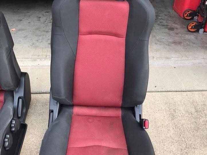 This is the Complete OEM Red laced Interior from my 2007 Nissan 350z NISMO.  The steering wheel does come with the airbag if desired. 
Message me with any questions.


**إذا كنت صاحب هذا الإعلان وتريد حذفه لأي سبب، رجاءا أرسل رسالة إلى الدعم الفني**
