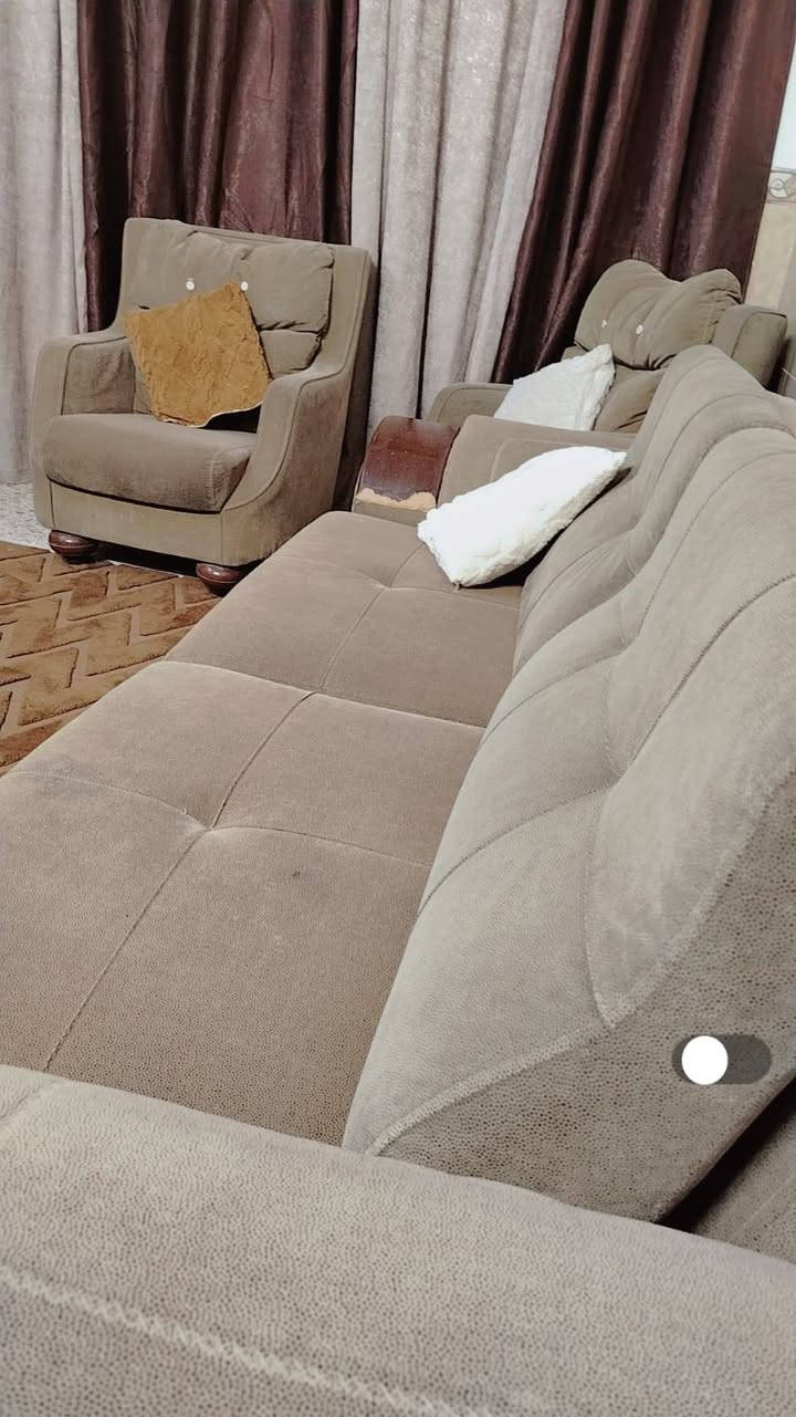 تخم 7مقاعد تركي سرير+مخزن بي ضرر بسيط موضح بلصور سعره 200الف اللي يريده يتواصل خاص أو واتساب *********** بدون عموله أو نسبه

