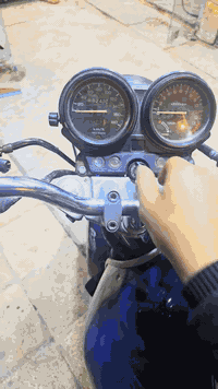 السلام عليكم
دراجه سيبي فور جيل ثاني
أوراق كامله كما موضح بالصور كمرك مدفوع
الدراجه ابلادي على وضع الشركه
تاتيرات زوج جدد
العنوان بغداد جميله
السعر 1500 مليون ونص وبيهه مجال
للاستفسار ***********
