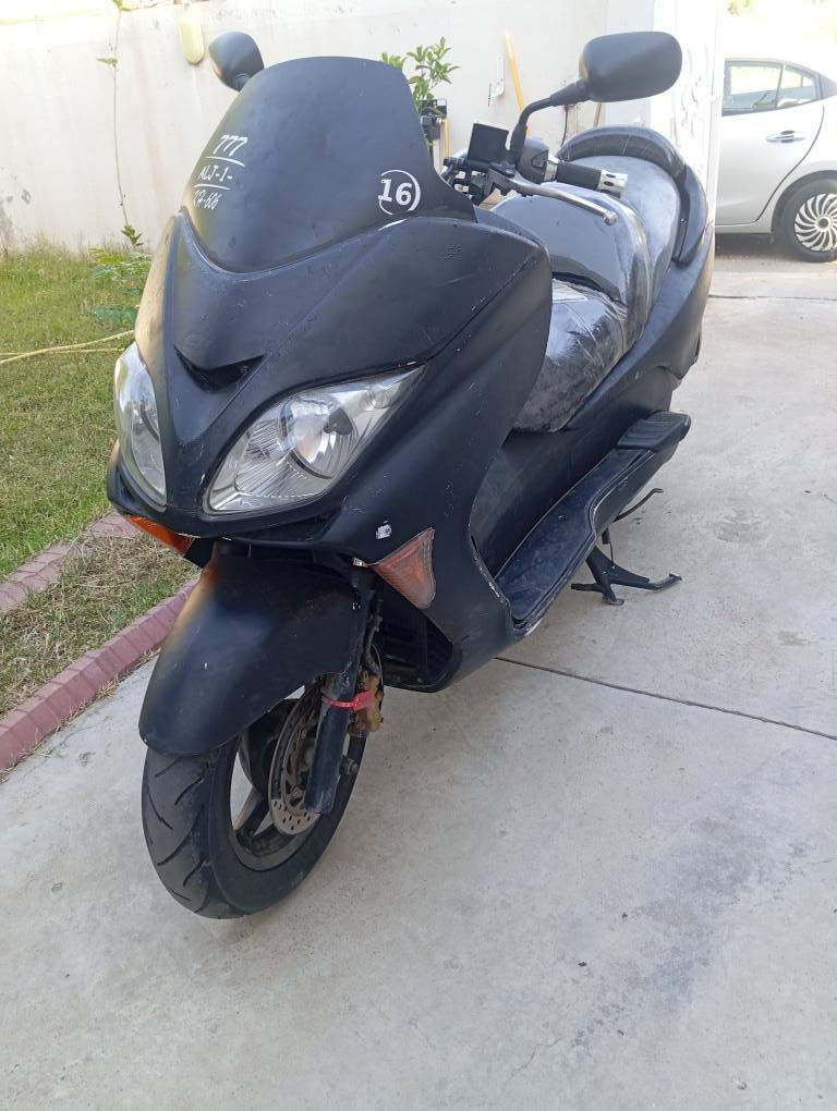 Honda Forza 66000km 
***********
بۆ فرۆشتن شوێن هەولێر نرخی 850 هەزارە 
چەگ عاسەیە گێڕ قەتعە  یەک سویچە  کامل سێرڤسی بۆ کراوە کارەبایات و هەمووشتێکی بەشەرت بێ کێشە مەکینە بێ سەوتە خاوێنە  گێچ قەپات دەکات  بەس بۆیاغەکی جوانی دەوێ کەڤەری تۆزێ تێک چوە باقی بێ کێشەیە گێچ و لایت هەمووشتی مەزبوت پاتری نوێیە. أربيل, العراق

